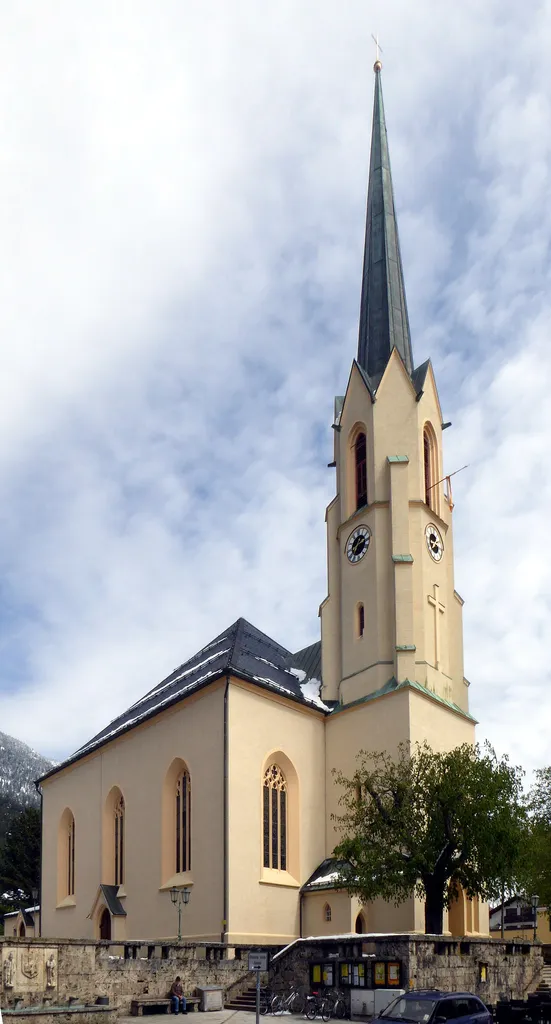 Partenkirchen, Pfarrkirche Mariä Himmelfahrt, von Westen gesehen.