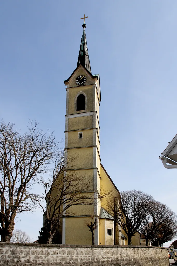 Katholische Pfarrkirche hl. Jakob der Ältere in der oberösterreichischen Gemeinde Roitham. Ein spätgotischer Bau mit einem mächtigen vorgestellten Westturm.