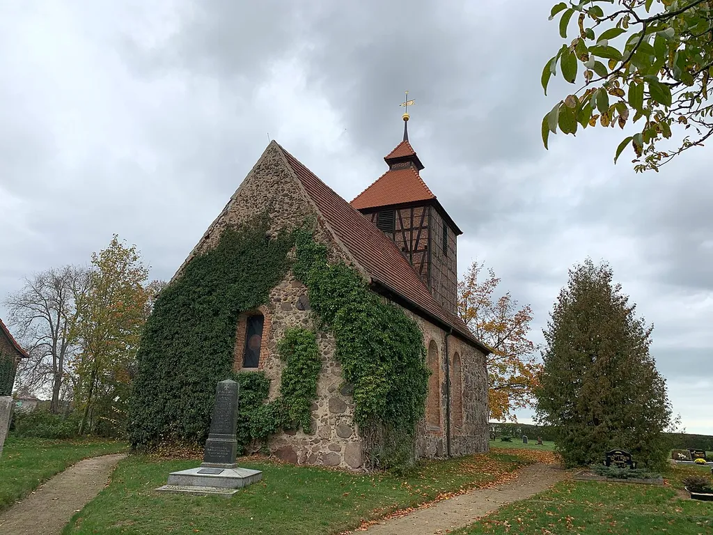 Die Dorfkirche Niederseefeld in der Gemeinde Niederer Fläming im Landkreis Teltow-Fläming ist eine Saalkirche aus dem 15. Jahrhundert. Im Innern steht unter anderem ein Kanzelaltar aus dem Jahr 1883.