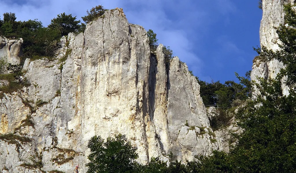Westliche Burgfelsseite.