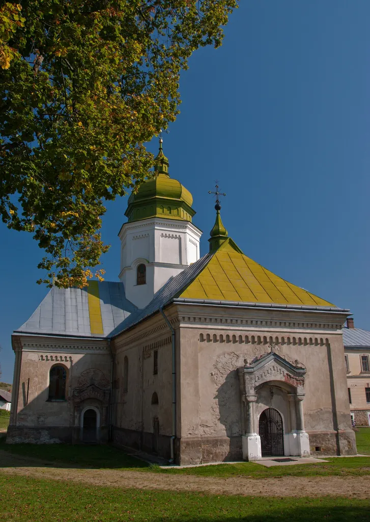 Церква Св. Онуфрія (XV ст.) в селі Лаврів