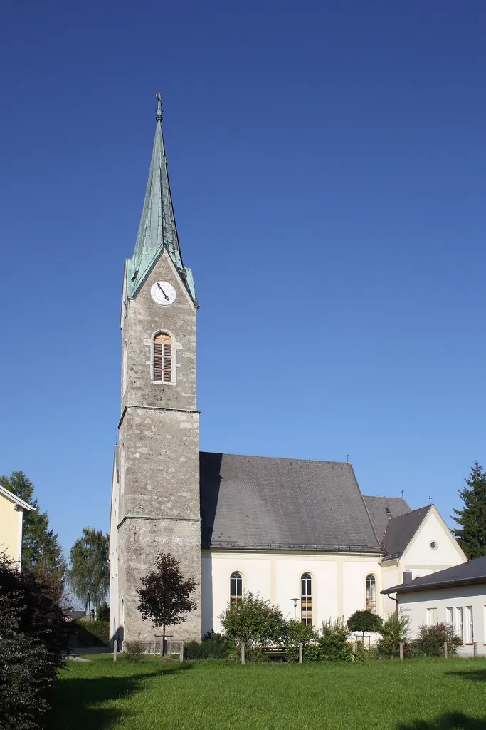 Die als Toleranzbethaus im Jahr 1783 erbaute evangelische Pfarrkirche in Rutzenmoos, Gemeinde Regau. Turm und Apsis wurden in der zweiten Hälfte des 19. Jahrhunderts angebaut.