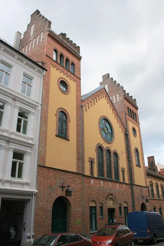 Tøyen kirke er en langkirke fra 1908 i Oslo kommune. Adresse Herslebs gate 43.