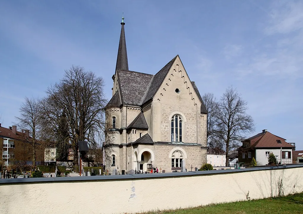 Evangelische Pfarrkirche A.B. in der oberösterreichischen Stadt Vöcklabruck. In neuromanischem Stil nach Plänen von Hermann Wehrenfennig in den Jahren 1871 bis 1875 errichtet.