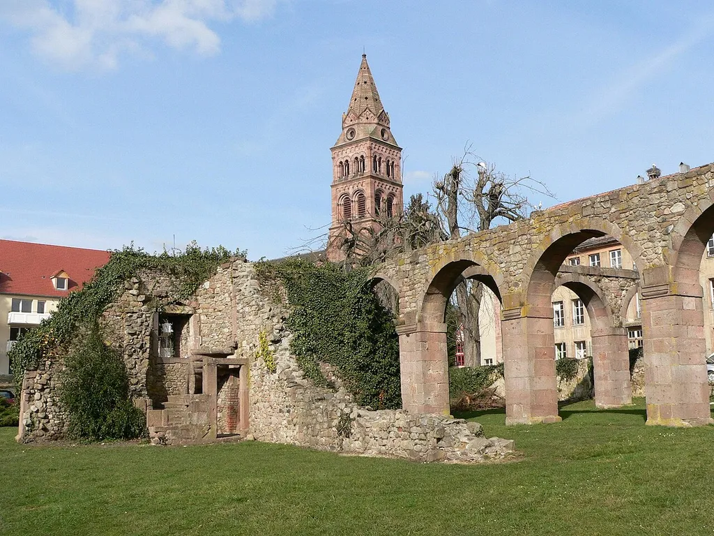 Ruines de l'abbaye de Munster. Au fond l'église protestante.