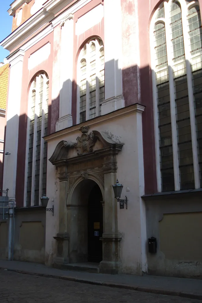 The Reformed Church in Riga (Mārstaļu iela 10). The building was finished in 1733. Its facade is decorated by a sandstone gantry made in Bremen. Reformātu baznīca celta 1727.-1733. g. pēc būvmeistara Kristofera Meinerta projekta
