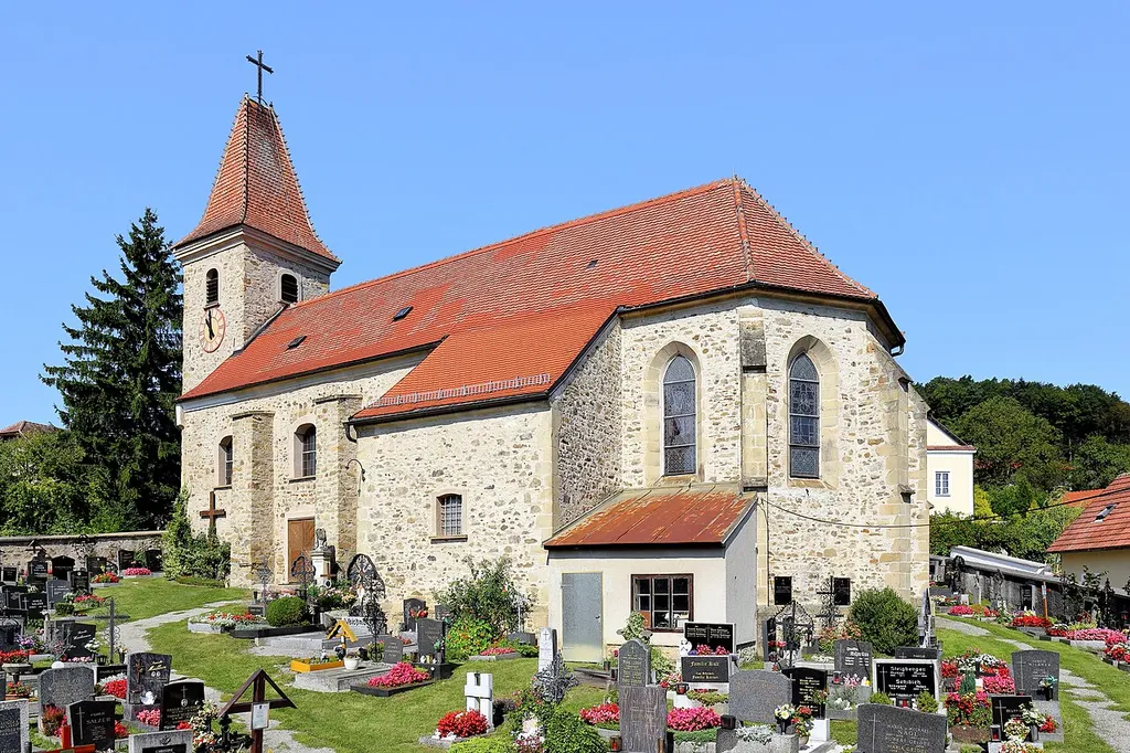 Südansicht der röm.-kath. Pfarrkirche hl. Johannes der Täufer in der niederösterreichischen Gemeinde Brand-Laaben.Der Chor mit 5/8-Schluss des steinsichtigen Sakralbaues ist gotisch und das dreijochige Langhaus barock. Der vorgestellte Westturm wurde 1708 errichtet, 1758 erhöht und hat ein Zeltdach um 1900. Die Sakristei unter Pultdach im Süden ist spätgotisch.