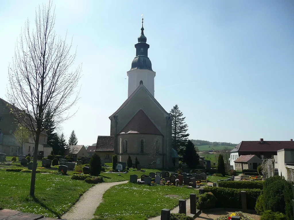 Markersdorf-Friedersdorf, Kirche St.Ursula, 1663, Blick auf Friedhof u Chor