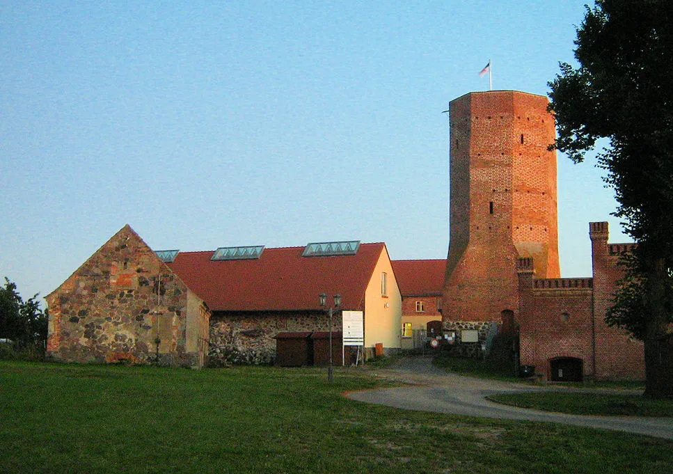 Blick auf die Burg Löcknitz im pommerschen Städtchen Löcknitz.
