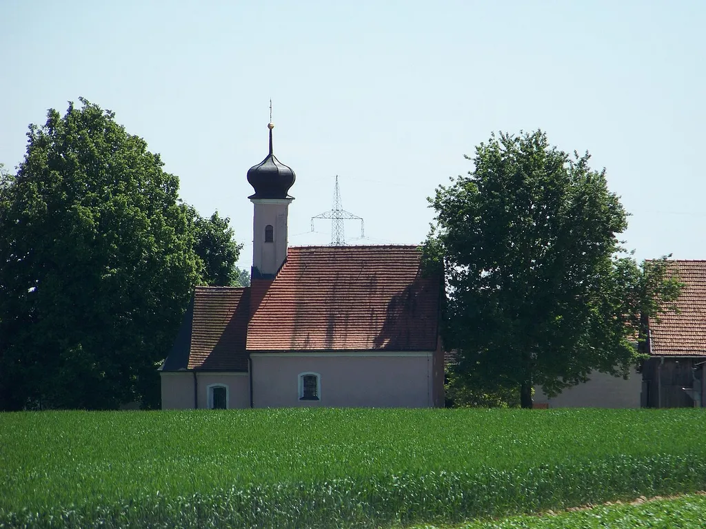 Stephansposching, Rottenmann 14. Katholische Filialkirche St. Pauli Bekehrung, kleiner barocker Saalbau mit eingezogenem spätgotischen Chor und Zwiebel-Dachreiter, Langhaus wohl 17. Jahrhundert; mit Ausstattung.