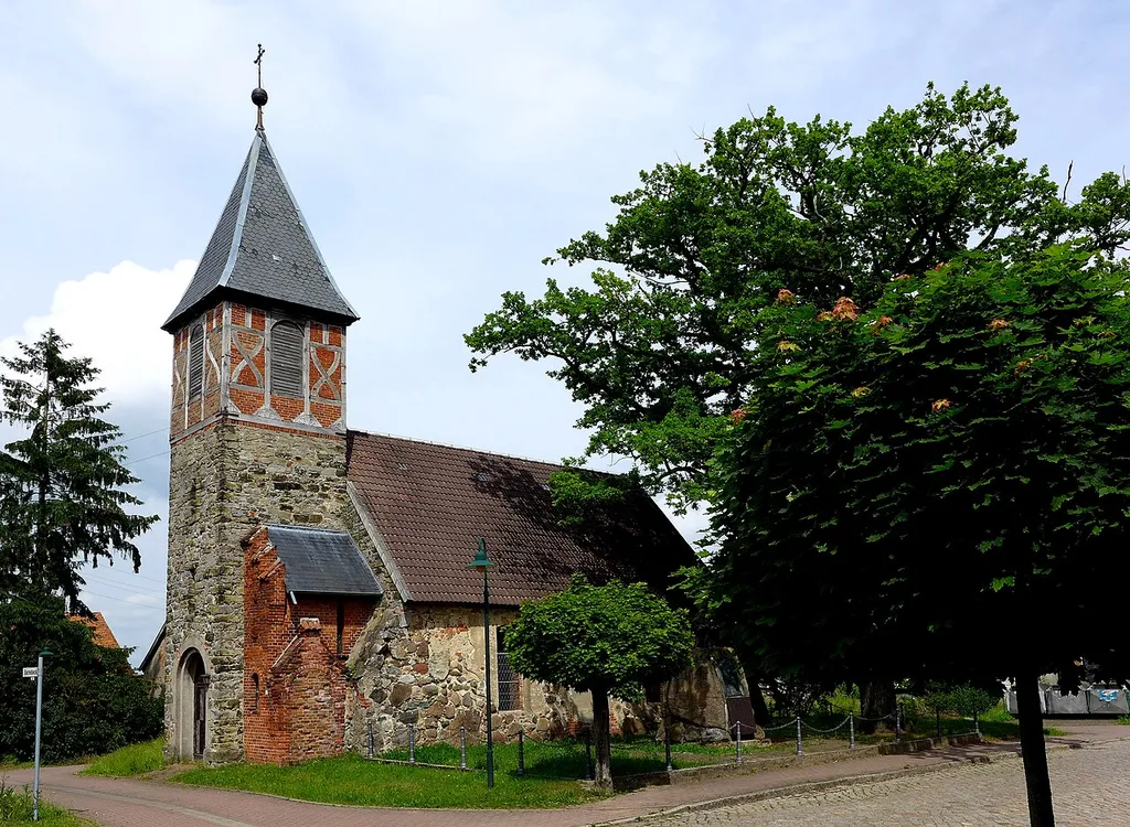 Barnebeck ist ein Ortsteil von Salzwedel. Feldsteinkirche aus dem 12. Jahrhundert, ursprünglich erbaut als Wehrkirche. Das Bild der Kirche hat sich im Laufe von Jahrhunderten durch An- und Umbauten verändert. Aufnahmedatum 2016-06.