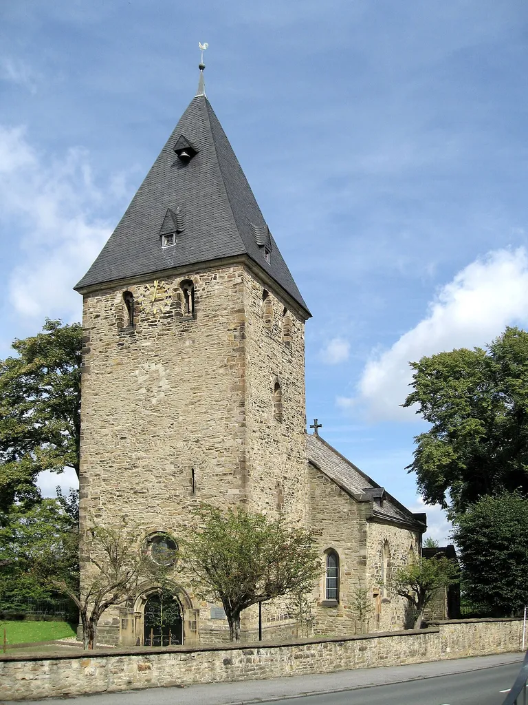 Dortmund, Wellinghofen, Alte Kirche, Südwestansich an der Overgünne im Mittelalter Rastort auf dem Pilgerweg nach Syburg Ende 12. Jh. als Kreuzsaalkirche erbaut, Westturm 14. Jh: Erweiterung zur einjochigen Hallenkirche, Apsis durch rechteckigen Chor ersetzt, der im 19. Jh neugotisch erweitert wurde 1977-79 restauriert, unter anderem der Fragmente der Bemalung