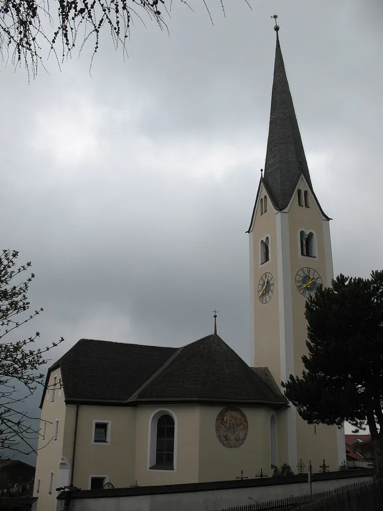 Kath. Pfarrkirche hl. Donatus und Friedhof