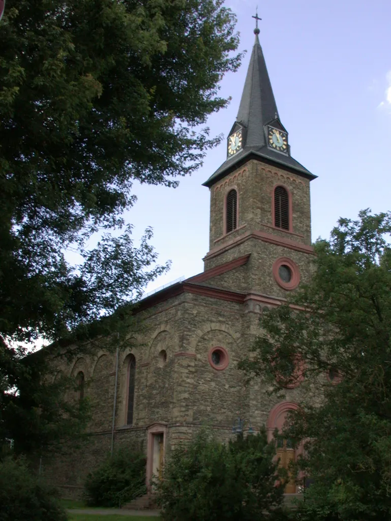 Seitenansicht Kirche St. Ferrutius, Würges, Bad Camberg, Deutschland