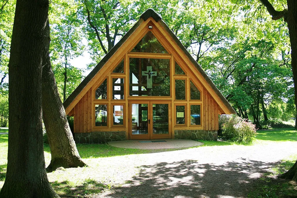 Schafstallkirche im Walter-Peters-Park in Schneverdingen