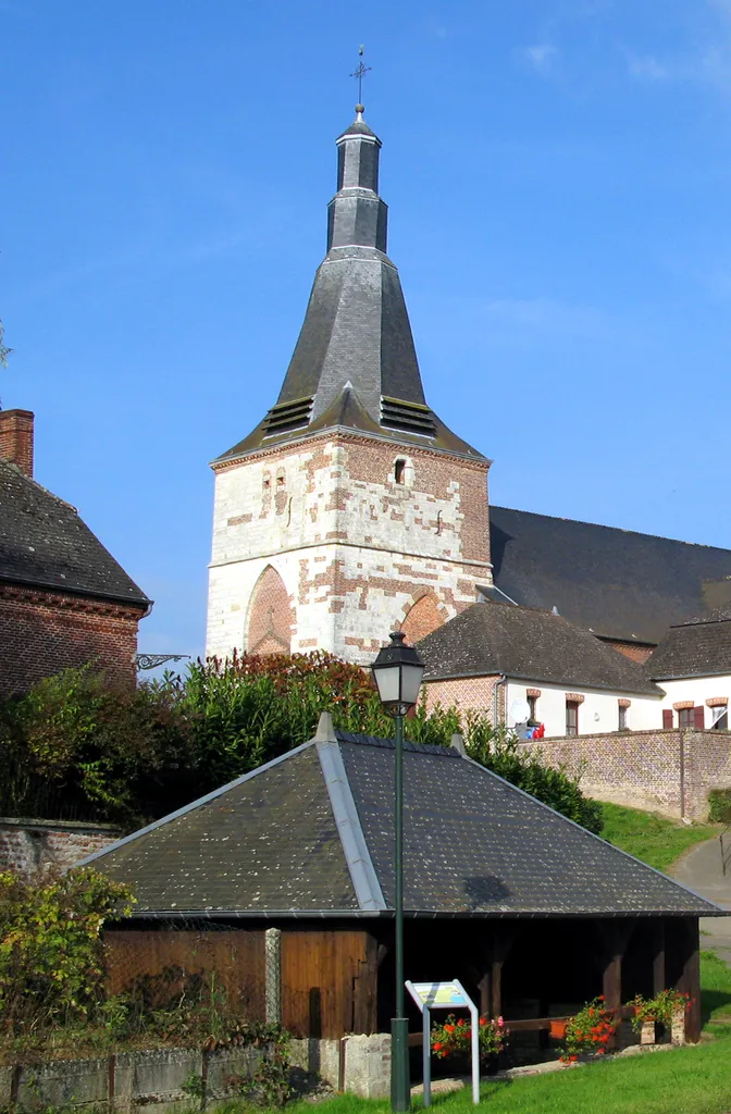 Dohis (Aisne, France) - Le lavoir et le clocher fortifié.