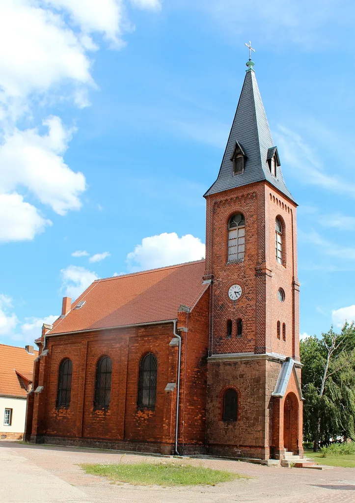 Kirche in Riesdorf ist ein Ortsteil der Stadt Südliches Anhalt im Landkreis Anhalt-Bitterfeld in Sachsen-Anhalt.