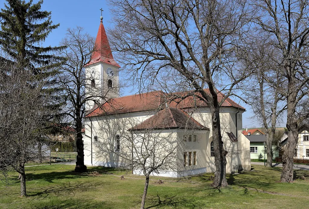 Südsüdostansicht der röm.-kath. Pfarrkirche hl. Barbara in Maisbirbaum, ein Ortsteil der niederösterreichischen Marktgemeinde Ernstbrunn.