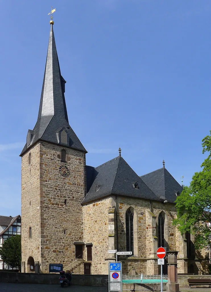 Blick auf Turm und Kirchenschiff
