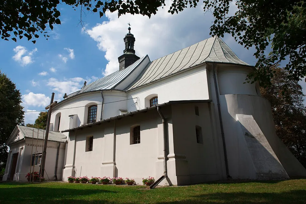 Boczne wejście do kościoła pod wezwaniem Trójcy Przenajświętszej w Samborcu (zabytek nr rejestr. A/714)