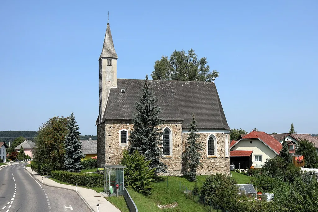 Südansicht der sogenannten Schimmelkirche (röm.-kath. Filialkirche hl. Andreas) in Pichlwang, ein Dorf, das vorwiegend sich auf dem Gebiet der oberösterreichischen Marktgemeinde Timelkam befindet, jedoch der südliche Teil gehört zur Marktgemeinde Lenzing. Die spätgotische Kirche wurde am 19. Jänner 1508 von Weihbischof Bernhard Meurl von Passau geweiht.