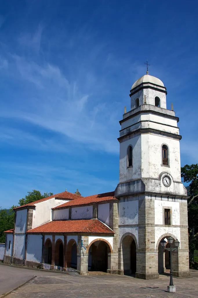 Iglesia de San Martín de Luiña en el concejo de Cudillero en Asturias, España.