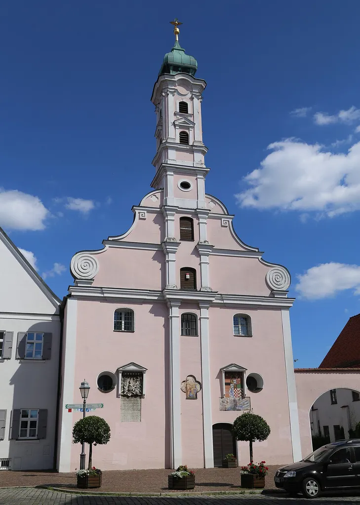 Stadtplatz 37, Aichach; Katholische Spitalkirche Heiliger Geist, zweischiffige Hallenkirche, Fassade mit Volutengiebel und reich gegliedertem Turm, im 15. Jahrhundert, 1642/43 wiederhergestellt, Turm 1734 und 1789; mit Ausstattung; Torbogen This is a picture of the Bavarian Baudenkmal (cultural heritage monument) with the ID D-7-71-113-42 (Wikidata)