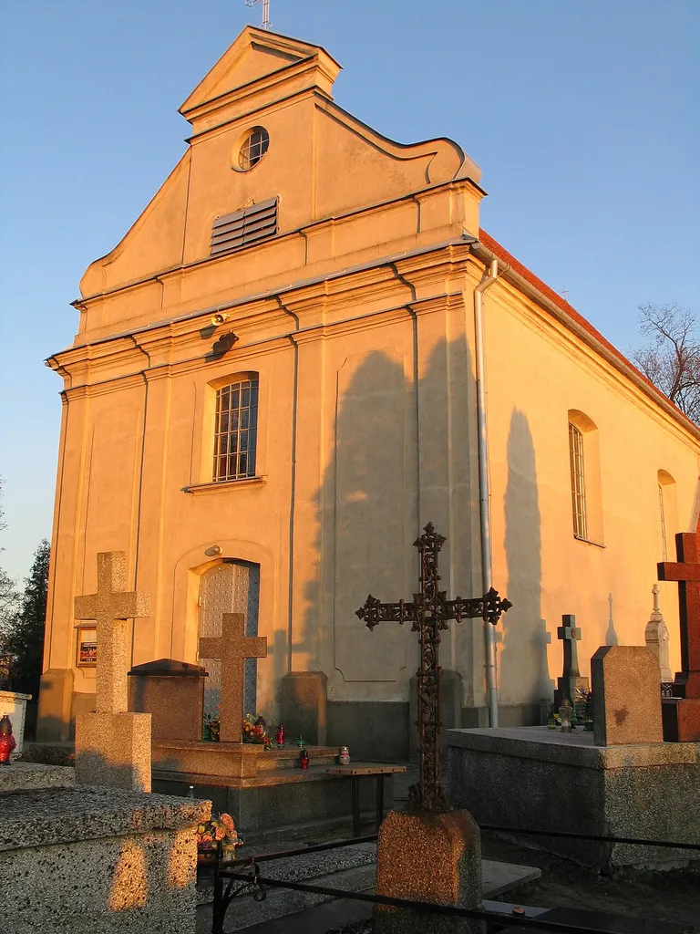 Barokowy Kościół pod wezwaniem św. Wawrzyńca na wzgórzu cmentarnym w Mławie. Mława, woj. mazowieckie, Polska.