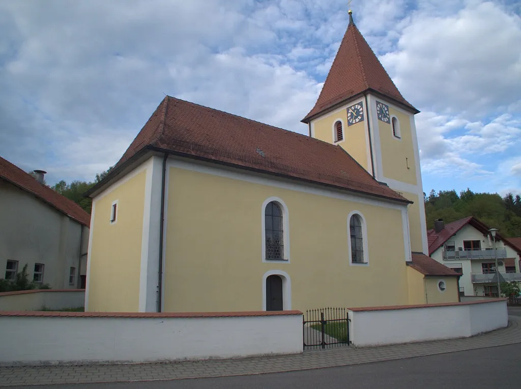 Die katholische Filialkirche St. Andreas in Lampertshofen / Neumarkt in der Oberpfalz.