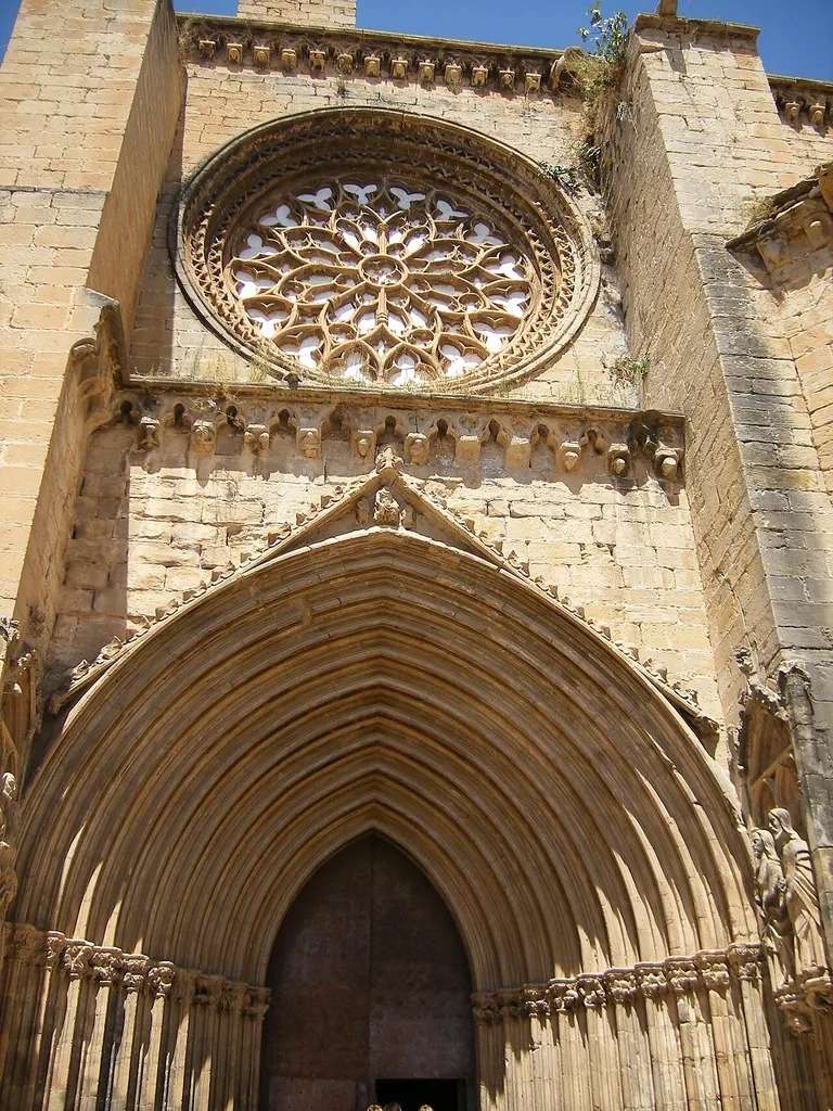 Rosetón de la iglesia de Santa María la Mayor de Valderrobres (Aragón).
