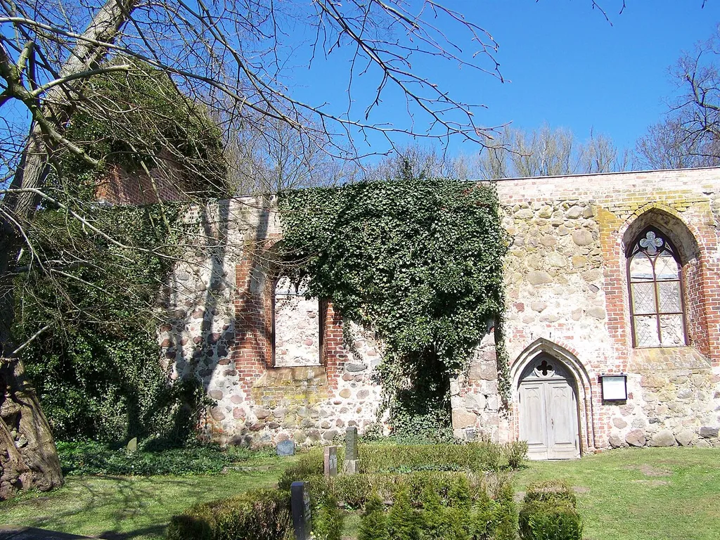 Roloffshagen, Kirchenruine - Schiff (2008-04-20)