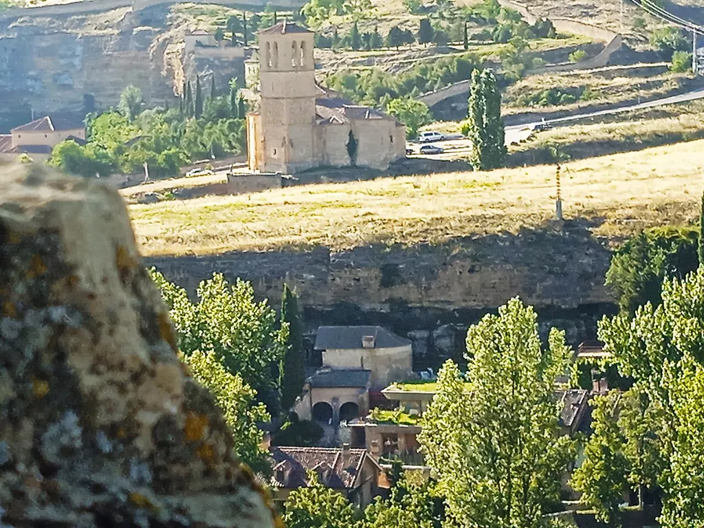 Restos de la Iglesia de San Blas (Segovia), bajo la Iglesia de la Vera Cruz