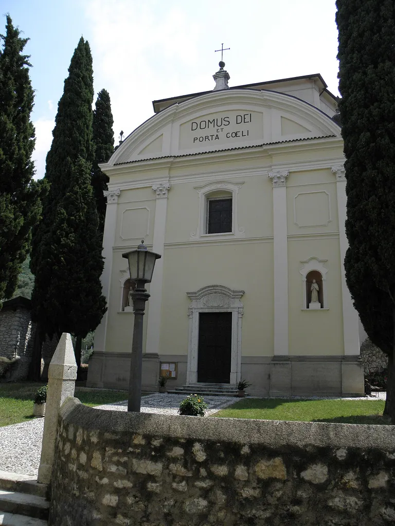 Cassone, frazione di Malcesine: la chiesa parrocchiale dei Santi Benigno e Caro.