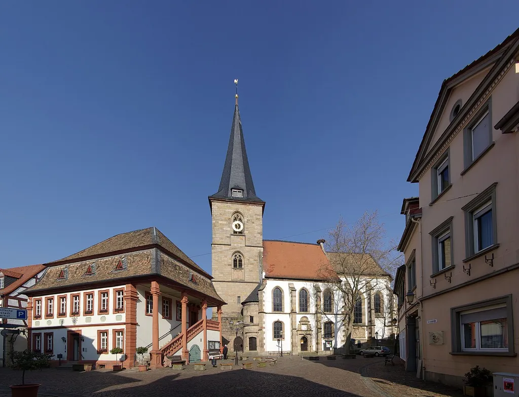 Freinsheim, links: Rathaus; spätbarocker Mansardwalmdachbau, um 1730/31, Architekt Sigismund Zeller, Portal der Außentreppe bezeichnet 1750 rechts: Protestantische Pfarrkirche; spätgotische Halle, ab 1470, mit Teilen des romanischen Westturms, Treppenturm bezeichnet 1592; Beinhaus eventuell aus dem 13. Jahrhundert