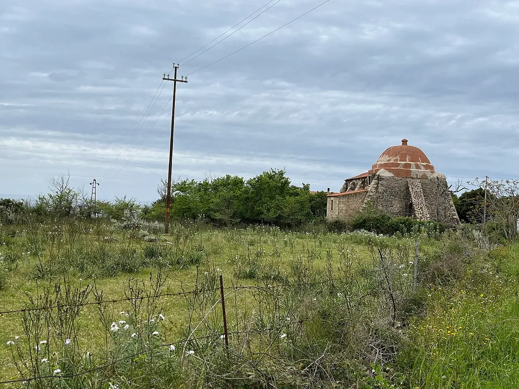 Veduta della chiesa campestre.