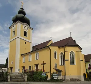 Kath. Pfarrkirche hl. Lorenz und ehem. Friedhof