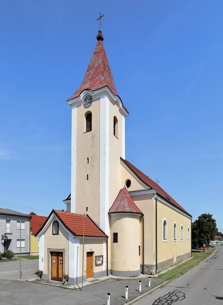 Westansicht der röm.-kath. Pfarrkirche hl. Markus in der niederösterreichischen Marktgemeinde Engelhartstetten. Die Kirche, ein einfacher barocker Sakralbau, wurde in der 2. Hälfte des 18. Jahrhunderts errichtet.