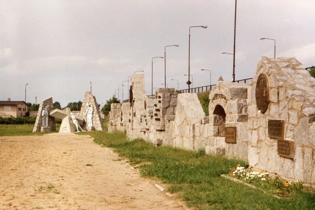 Rzeźby patriotyczne przy kościele o. Kolbego w Koninie, 1993r. (ul. Spółdzielców).