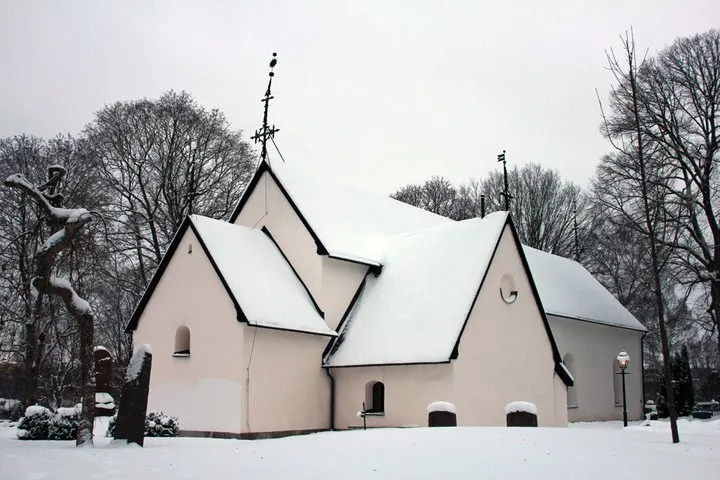 Järfälla kyrka i vinterskrud.