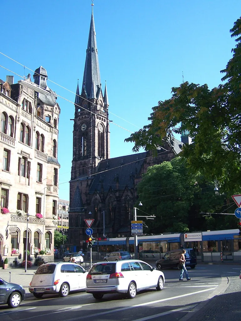 Johanneskirche in Saarbrücken, fotografiert vom Rathausvorplatz