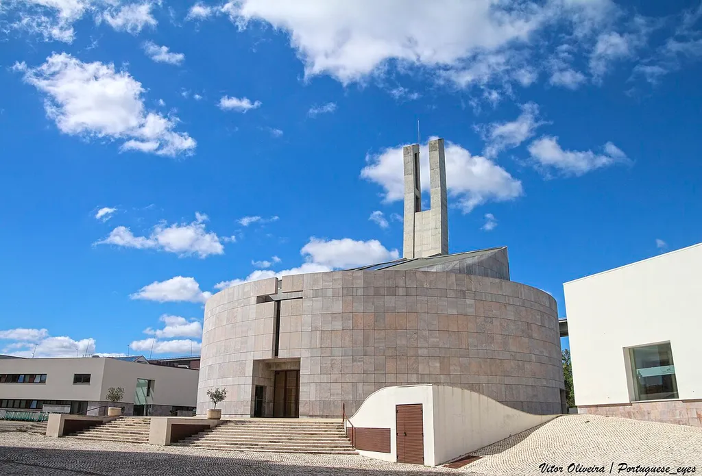A Igreja de Nossa Senhora dos Navegantes ou Igreja dos Navegantes é a igreja da paróquia de Nossa Senhora dos Navegantes do Parque das Nações, em Lisboa. A construção do edifício foi iniciada em 2013. O templo foi dedicado em 30 de março de 2014 pelo cardeal-patriarca de Lisboa, D. Manuel Clemente. Arquitetura O projeto arquitectónico, de linhas sóbrias, é da autoria do arquiteto José Maria Dias Coelho. O templo tem forma circular e integra um complexo paroquial. A arte no interior do templo é da autoria do escultor Alípio Pinto e evoca os mistérios luminosos do Rosário. O retábulo principal faz referência ao episódio da Transfiguração de Cristo. O sacrário está colocado num vitral de seis metros de altura. A igreja tem espaço para acolher 700 pessoas, que se sentam à volta do altar central, em vez das tradicionais filas de bancos paralelos. A igreja é inspirada em Nossa Senhora dos Navegantes e nos Oceanos, na sequência da Expo'98, em cujo território nasceu a nova freguesia do Parque das Nações. Uma torre, com cerca de 40 m de altura, também é de evocação marítima. <a href="https://pt.wikipedia.org/wiki/Igreja_de_Nossa_Senhora_dos_Navegantes_" rel="noreferrer nofollow">pt.wikipedia.org/wiki/Igreja_de_Nossa_Senhora_dos_Navegan...</a>(Lisboa)