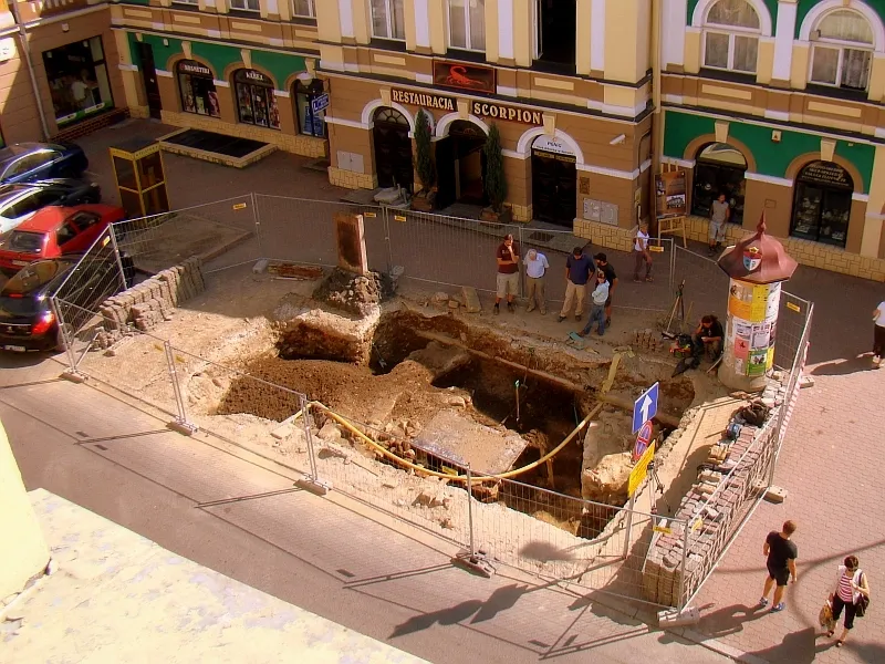 Die ehemalige Kirche des Geburtes der Jungfrau Maria in Sanok,Kościół Najświętszej Marii Panny. To właśnie jego fundamenty oraz mury szpitala dla ubogich odsłonięto w 2012 roku na dawnym placu Marii Panny (dzisiejszy zbieg ulic Grzegorza i Kościuszki). W tym miejscu archeolodzy odkryli i zabezpieczyli dawną studnię miejską.