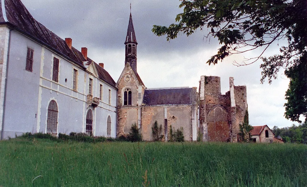 L'ancienne Abbaye de Loroy en 1987. L'abbaye est un des bâtiments présumés d'être "Le domaine mystérieux" dans le livre "Le Grand Meaulnes" d'Alain Fournier.