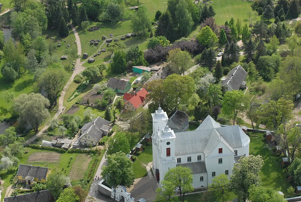 Letecký snímek Mosėdisu. V popředí kostel Svatého Archanděla Mykola, jejíž koordináty jsou uvedeny níže. Pohled směrem k jihozápadu