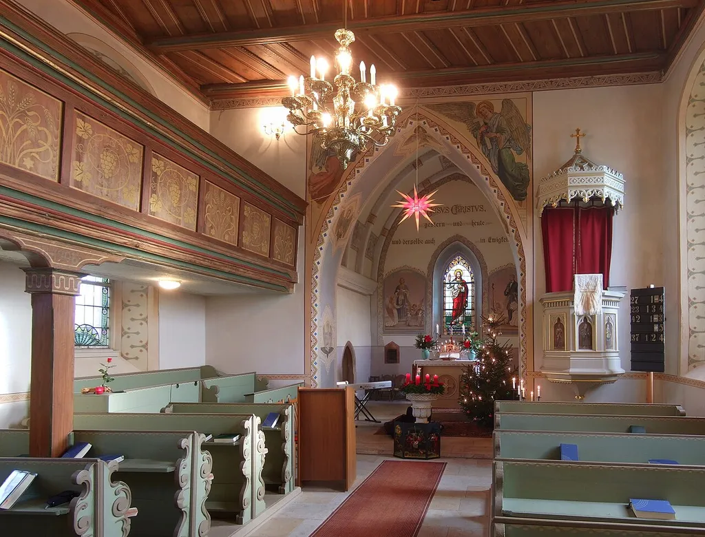 Das Bild zeigt die kleinste von drei Dorfkirchen in Langenbernsdorf - OT Niederalbertsdorf - in Sachsen.