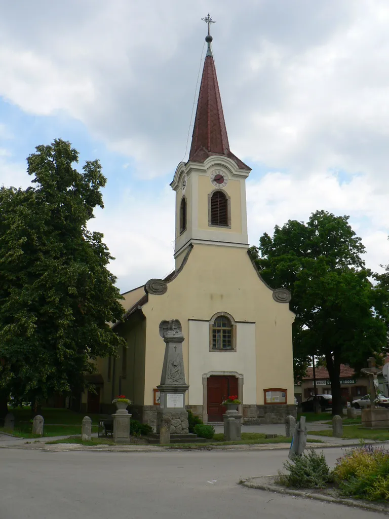 Üröm Szent György vértanú nevére felszentelt katolikus temploma