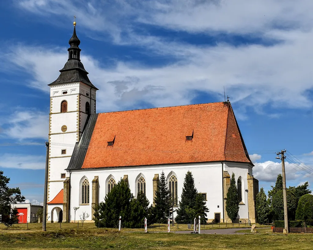 Kostel Nejsvětější Trojice v Běhařovicích (okr. Znojmo, Jihomoravský kraj) od jihovýchodu.