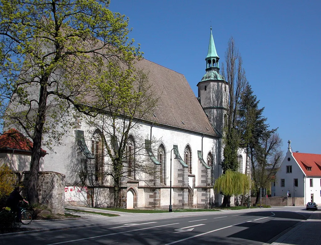 12.04.2009 04758 Oschatz, An der Klosterkirche (GMP: 51.298286,13.105288): Kirche des 1228 gegründeten Franziskanerklosters. 1539 wurde die Mönchsgemeinschaft aufgelöst. Zweischiffige gotische Hallenkirche, im wesentlichen 1381-1428 mit Benutzung älterer Teile. Während der Kreuzgang und die Klostergebäude verschwanden, blieb die Klosterkirche Unserer Lieben Frauen als evangelisches Gotteshaus erhalten. Rechts das Archidiakonat, Brüderstraße 8. Ehemals Armenhospital (1394) mit St. Elisabethkapelle von 1410. DSCN36331.TIF]20090412190DR.JPG(c)Blobelt