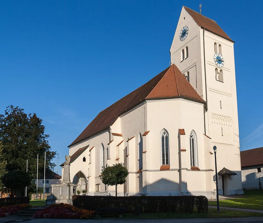 This is a photograph of an architectural monument.It is on the list of cultural monuments of Bayern, no. D-2-75-124-135.