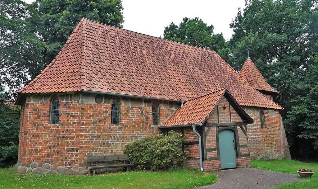 Blick von Nordosten auf die Burgkapelle in Gollern im niedersächsischen Landkreis Uelzen.